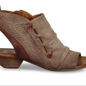 Miz Mooz 

Celia Annkle peep toe booties

Size 39 8.5/9